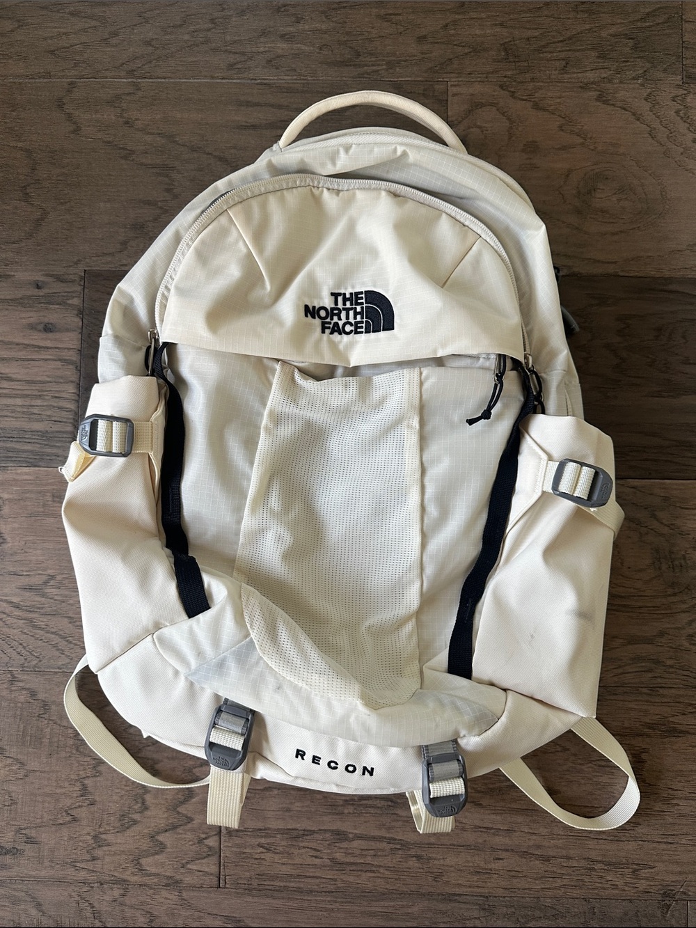 The North Face-Women’s Recon Backpack-Gardenia White/TNF Black